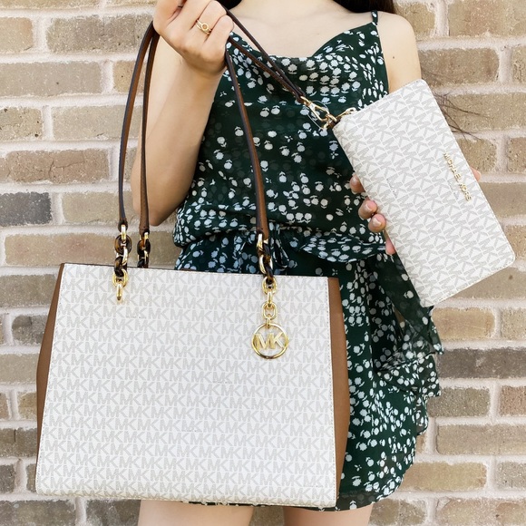 Michael Kors Handbags - 👜SALE💕NWT Michael Kors Large Tote Wallet SET